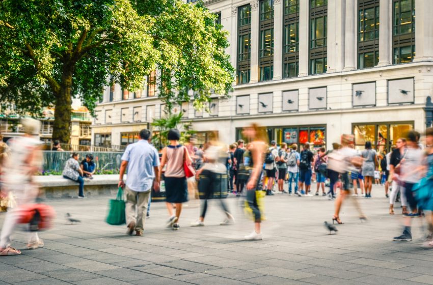  U.S. Retail Sales Rebound as Consumer Confidence Hits Two-Year High